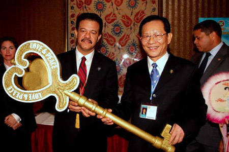 In 2005, President Leonel Fernandez of Dominican Republic and Dr. Hong turned a symbolic key of the world as a demonstration to move the world forward with the power of love and peace. Later in 2008, he successfully mediated a crisis of war on the blink between Columbia, Ecuador and Venezuela with wisdom, and changed the fate of Latin America. A thought of love and peace from the world leader can influence more than million people’s safety and lives.